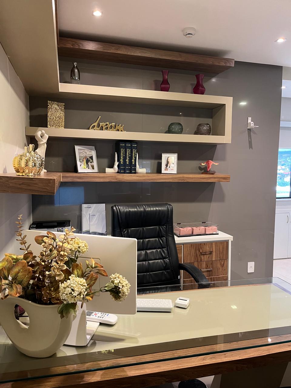 Ambiente interno do consultório da Dra. Daniela Caires em Vitória da Conquista.