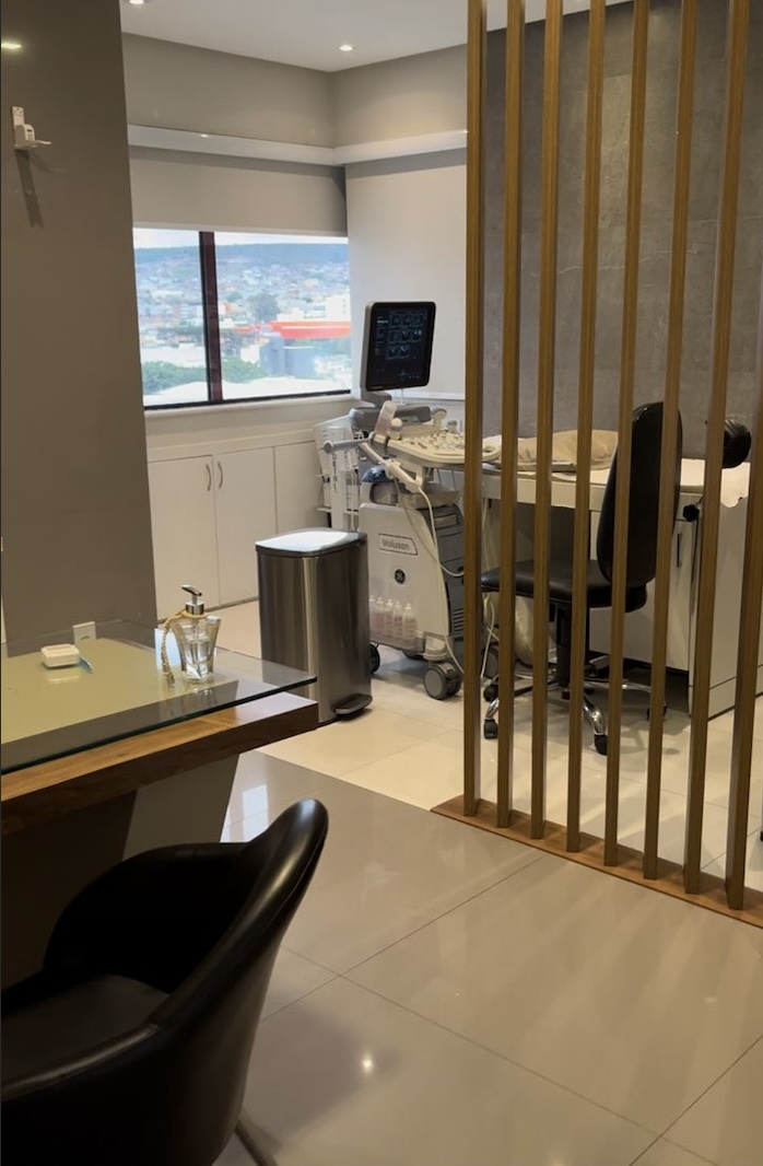 Detalhes da decoração acolhedora do consultório da Dra. Daniela Caires.